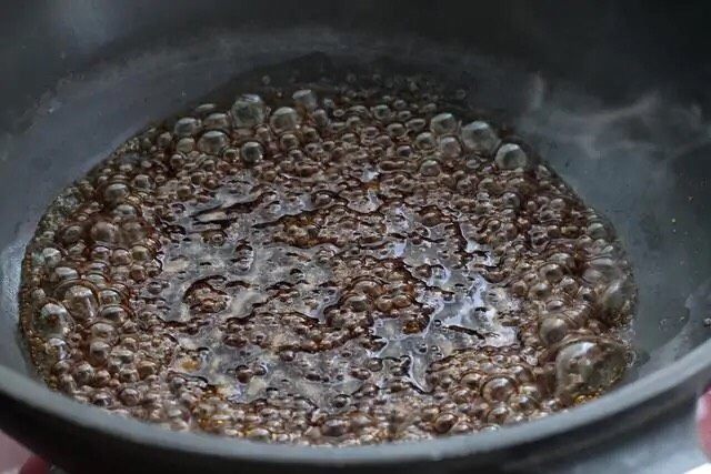 莲藕肉丸,锅中无需放油,直接倒入调好的酱汁,小火边煮边搅拌至黏稠状态关火。