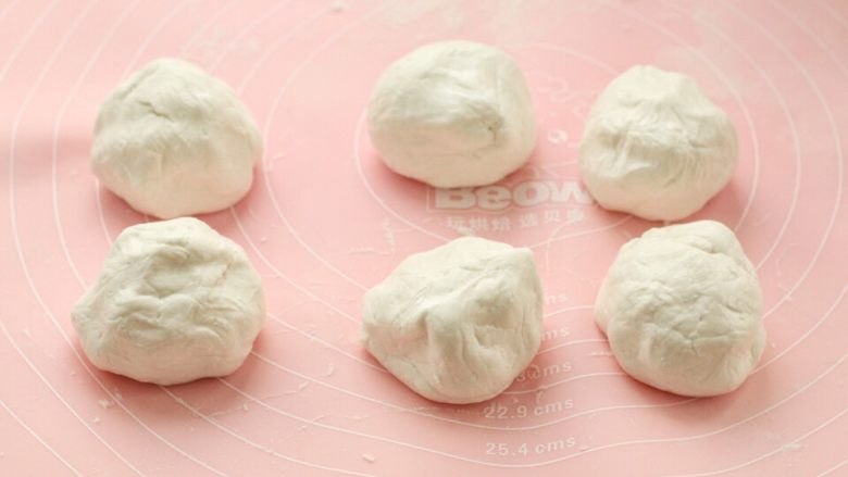 紫薯芝麻饼,糯米面团也分成均匀的六份,不操作的面团记得盖上保鲜膜。