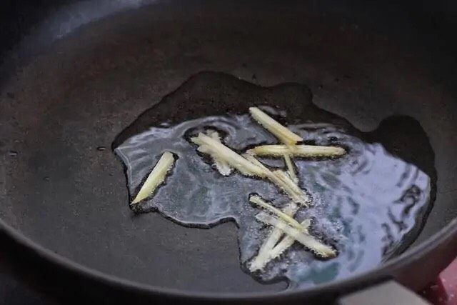 虾仁豆腐羹,锅中倒适量食用油烧至五成热,放入姜丝小火炒香。