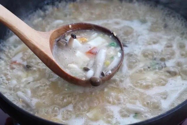 虾仁豆腐羹,继续煮约两分钟画圈淋入水淀粉,改大火煮至汤汁黏稠,撒葱花关火即可。