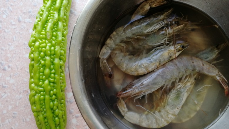 苦瓜炒虾仁,<a style='color:red;display:inline-block;' href='/shicai/ 55'>苦瓜</a>,鲜虾。