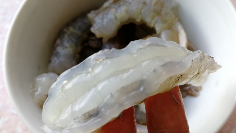 苦瓜炒虾仁,去头,去壳,切背,挑去虾线。