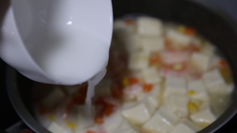 虾仁豆腐羹,最后调入水淀粉,再煮开