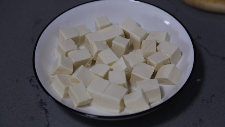 虾仁豆腐羹,豆腐切小块,放碗中待用