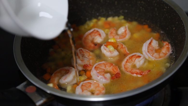 虾仁豆腐羹,炒至断生倒入水,煮开
