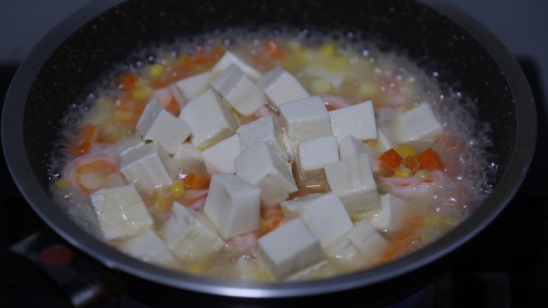 虾仁豆腐羹,加入豆腐,大火焖煮约5分钟