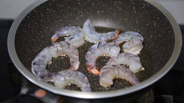 虾仁豆腐羹,锅里倒入少许油,放虾仁煎制