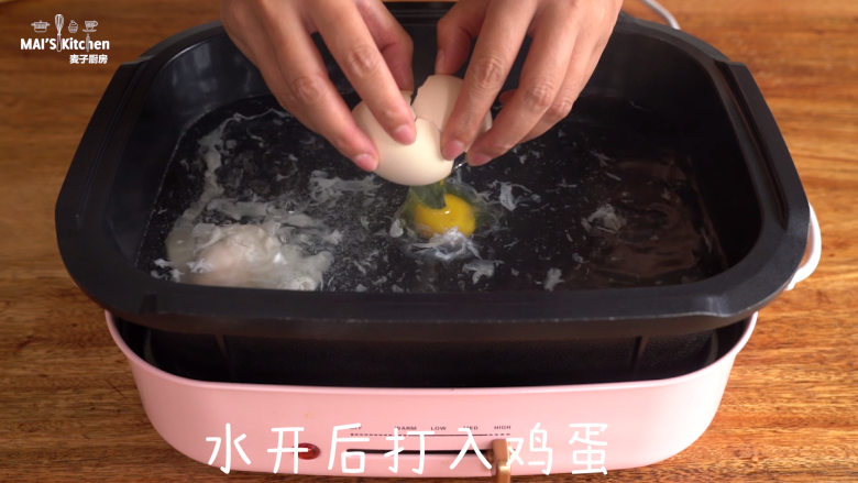 吹弹可破 | 班尼迪克蛋,美食锅最高温将水烧开,打入<a style='color:red;display:inline-block;' href='/shicai/ 9'>鸡蛋</a>,最高温煮3分钟取出。