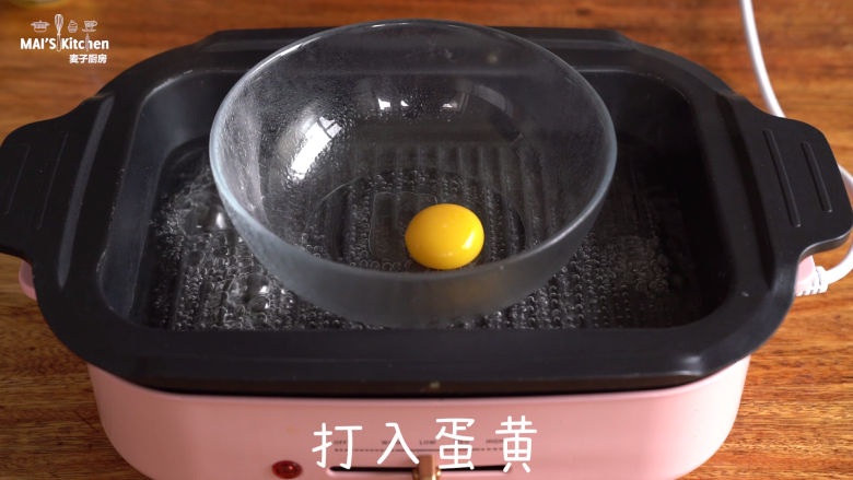 吹弹可破 | 班尼迪克蛋,倒入清水,放入调理盆,放入<a style='color:red;display:inline-block;' href='/shicai/ 15'>蛋黄</a>
