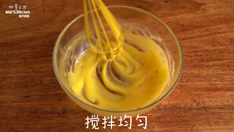吹弹可破 | 班尼迪克蛋,取出调理盆,加入盐和<a style='color:red;display:inline-block;' href='/shicai/ 134333'>黑胡椒</a>,搅拌均匀。