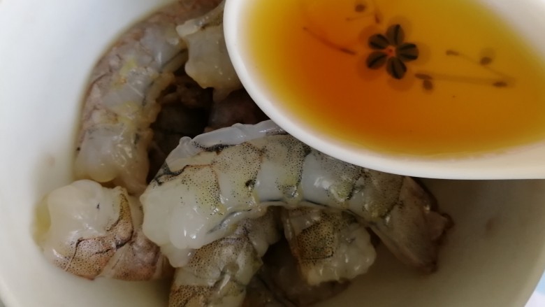 苦瓜炒虾仁,洗净,放一汤匙<a style='color:red;display:inline-block;' href='/shicai/ 718'>料酒</a>,腌几分钟。