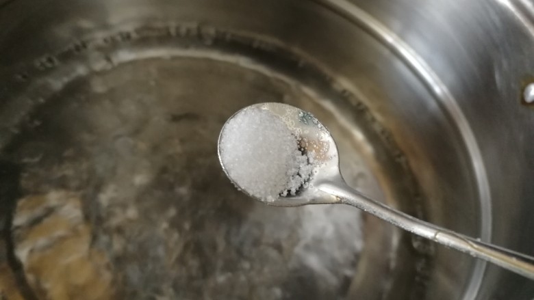 苦瓜炒虾仁,水开放入半小勺盐,几滴油。