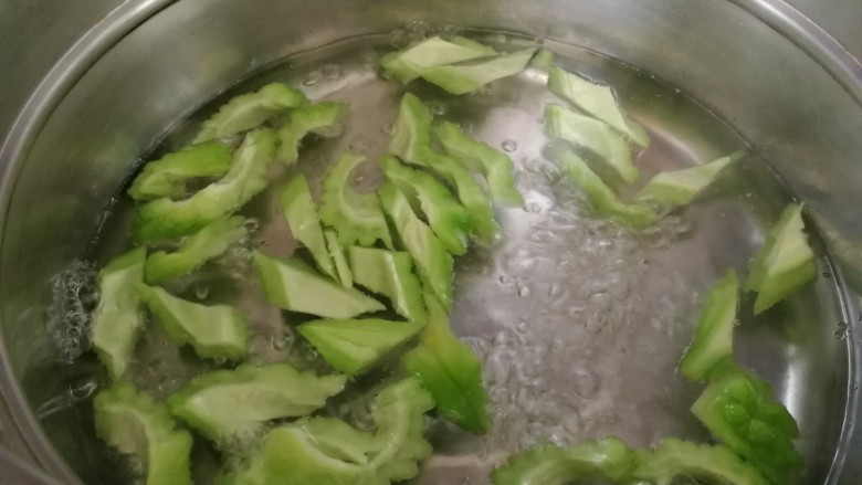 苦瓜炒虾仁,放入苦瓜,水开焯水一分钟,去下苦瓜的苦味。