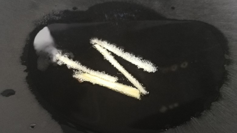 苦瓜炒虾仁,热锅倒入适量油,放入姜片爆香。