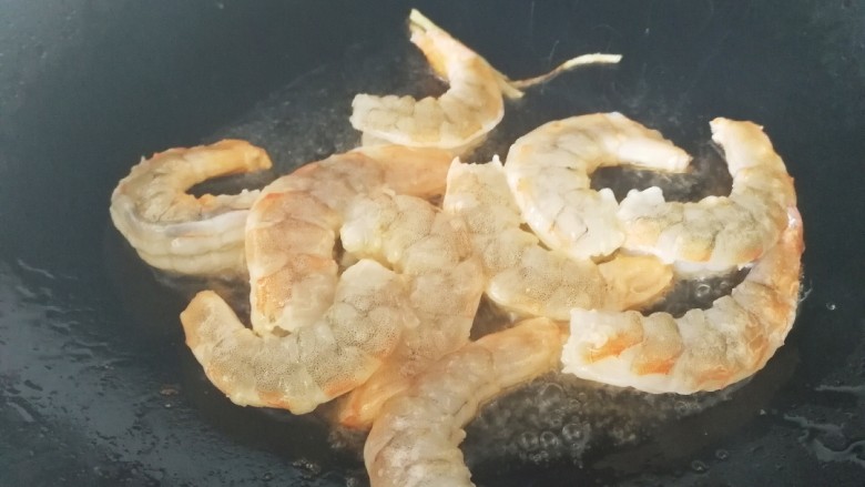 苦瓜炒虾仁,放入虾仁,倒入碗里料酒,急火翻炒。