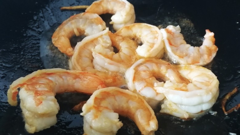 苦瓜炒虾仁,炒到虾仁变色,弯卷,出香味。