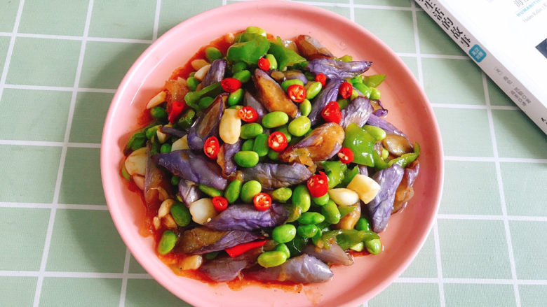 毛豆烧茄子,盛入盘中,撒上辣椒即可食用