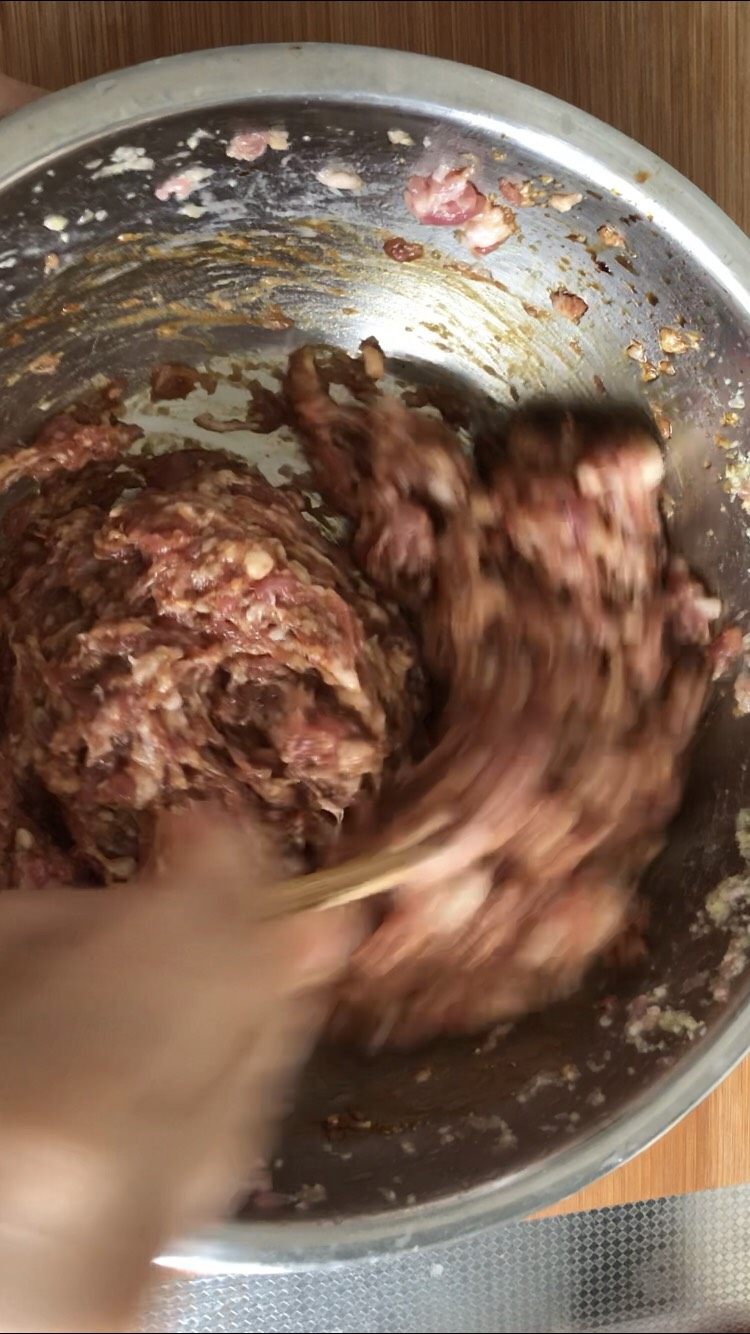一口汤汁两口肉馅~有灵魂的灌汤包,继续搅打