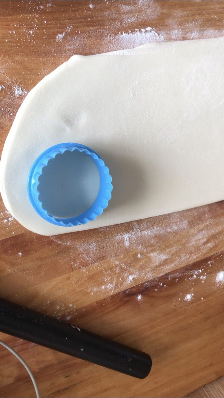 一口汤汁两口肉馅~有灵魂的灌汤包,面团擀成面片 用模具压出包子皮 也可以用下剂子的方法