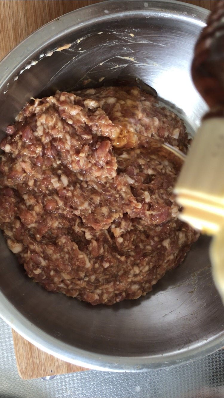 一口汤汁两口肉馅～有灵魂的灌汤包,加入<a style='color:red;display:inline-block;' href='/shicai/ 3738'>芝麻油</a> 大<a style='color:red;display:inline-block;' href='/shicai/ 3250'>葱</a>最后包的时候再放入肉馅搅拌