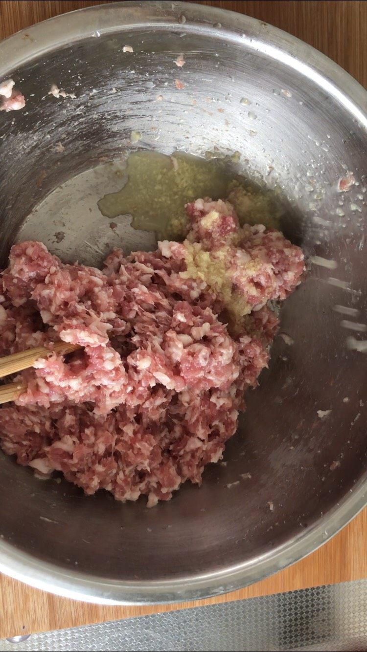 一口汤汁两口肉馅~有灵魂的灌汤包,姜水多次少量的加入肉馅中 每加入一次都要搅打肉馅