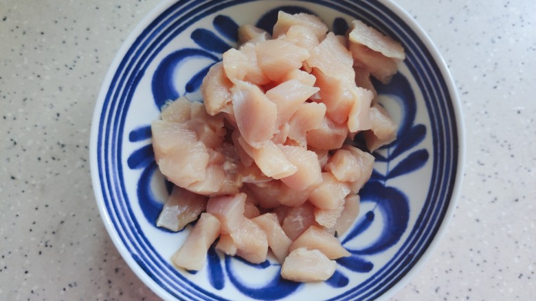 毛豆炒鸡丁,<a style='color:red;display:inline-block;' href='/shicai/ 101'>鸡胸肉</a>剪去油脂,撕去筋膜,洗净,切成丁