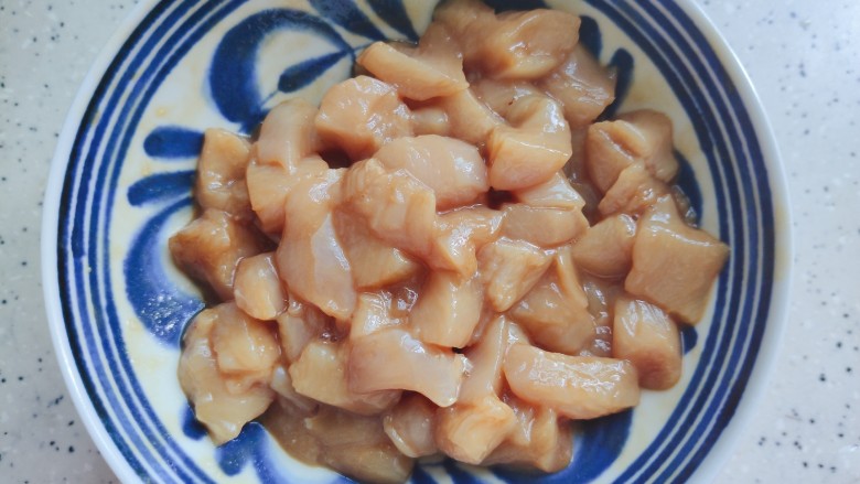 毛豆炒鸡丁,加适量生抽,料酒,一小勺淀粉,细砂糖,几滴食用油,抓均匀,腌制10分钟