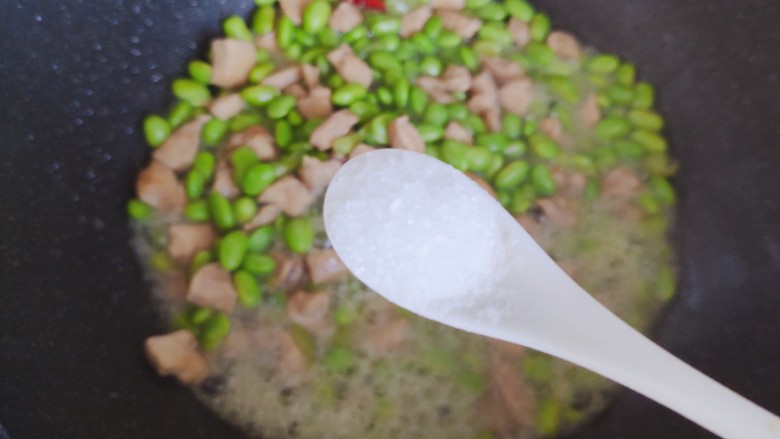 毛豆炒鸡丁,待锅内汤汁差不多收紧,加一小勺细盐
