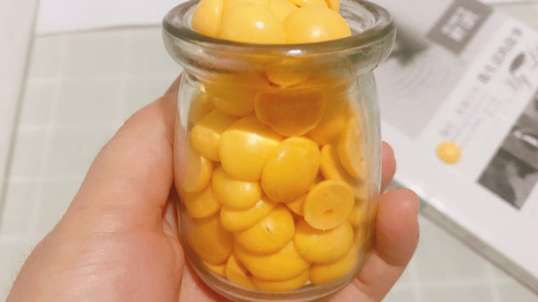 宝宝蛋黄溶豆,吃不完可以装入密封罐储存,防止回潮,装了
两小瓶,她俩每人一瓶,一会儿就吃完了,拿着空瓶来跟我要,我没有了😂