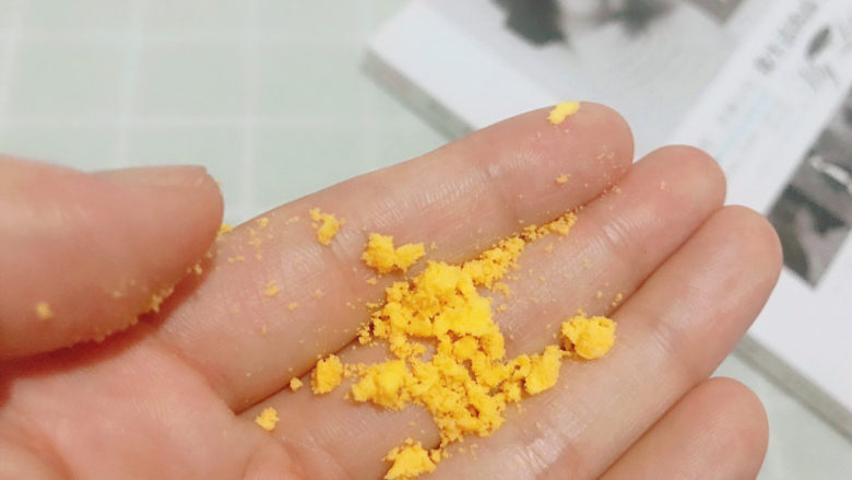 宝宝蛋黄溶豆,入口即化,用手按就碎了