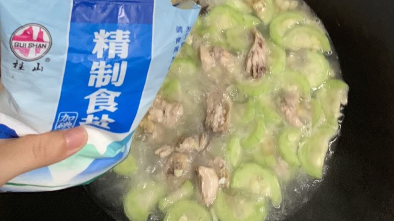 丝瓜鸡肉汤,水开后加入食盐。