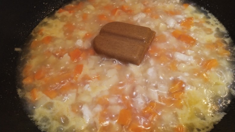 土豆鸡肉豆腐咖喱,煮开后放入一半的咖喱块,可以根据喜好增加或减少咖喱