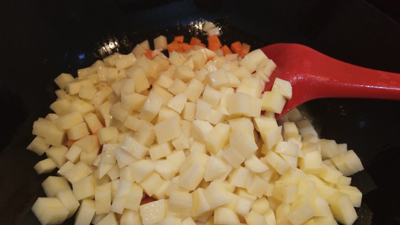 土豆鸡肉豆腐咖喱,加入土豆翻炒均匀