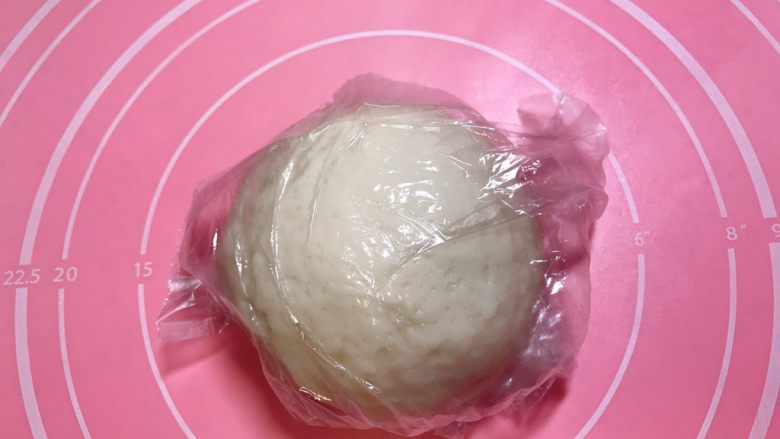 红豆沙老婆饼,戴上厨房用手套揉至光滑的面团,装进保鲜袋放冰箱冷藏半个小时