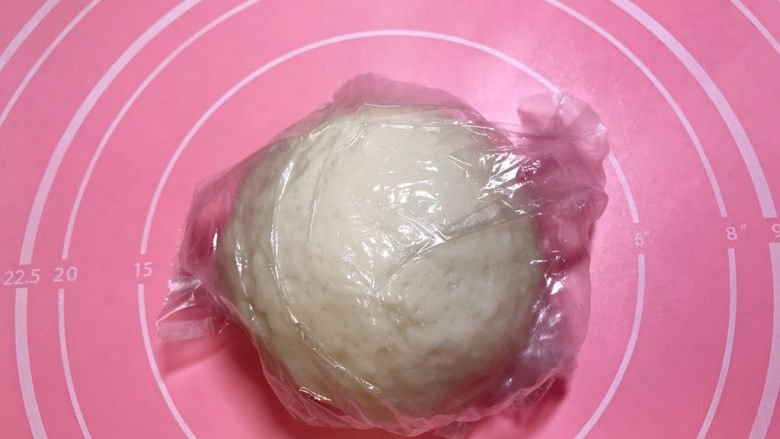 红豆沙老婆饼,戴上厨房用手套揉至光滑的面团，装进保鲜袋放冰箱冷藏半个小时