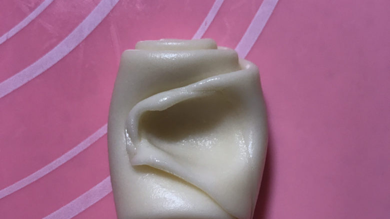 红豆沙老婆饼,取出一个卷,中间按下去