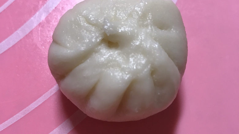 红豆沙老婆饼,像包包子一样包起来,收口收紧,依次包完松弛十分钟。