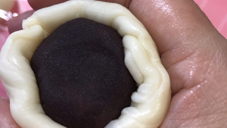 红豆沙老婆饼,将面饼擀开,放入豆沙馅,用虎口慢慢将收口收紧,包裹起来。