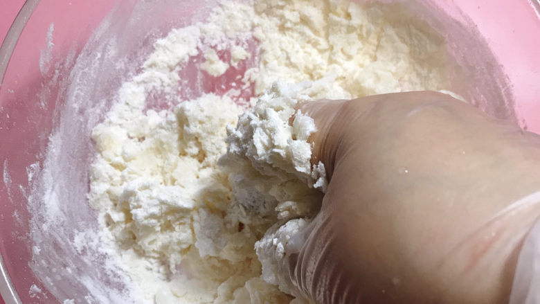 红豆沙老婆饼,下来制作油酥,将油酥材料混合揉成面团