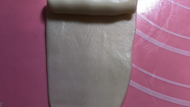 红豆沙老婆饼,收口朝上,擀开,从上往下卷起