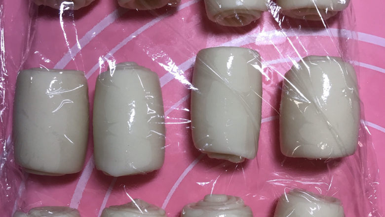 红豆沙老婆饼,依次卷完,再次松弛十分钟