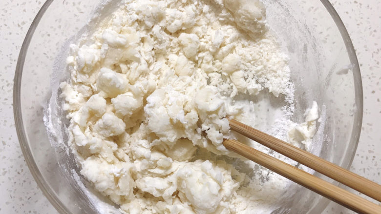红豆沙老婆饼,水油皮所有材料放进盆里,用筷子搅拌成絮状。