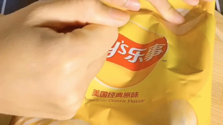 薯片鸡翅,然后准备一包<a style='color:red;display:inline-block;' href='/shicai/ 4332'>薯片</a>,我原味的,烧烤味的,蕃茄味的和黄瓜味的都试过。味道最香的是烧烤味的,这个一定要试试,蕃茄味和黄瓜味的颜色挺好看😂