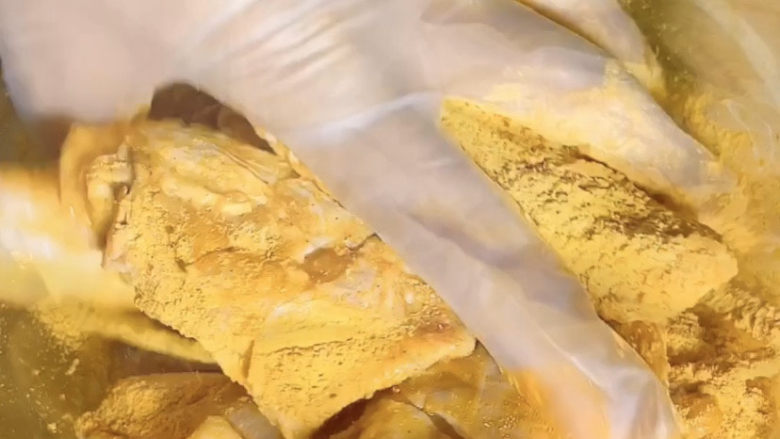 薯片鸡翅,上面调料齐了就可以抓匀,然后放冰箱冷藏腌制两个小时以上,入味就行