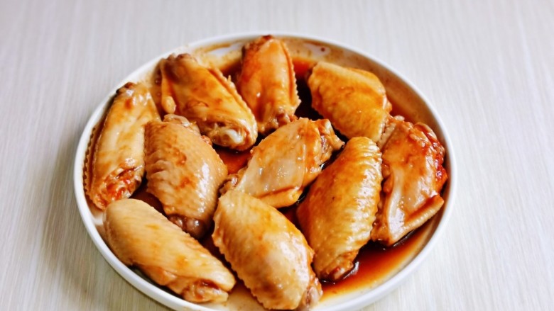 薯片鸡翅,戴上食品手套,抓包均匀,腌制2小时以上。(天热记得盖上盖子放冰箱腌制呦)