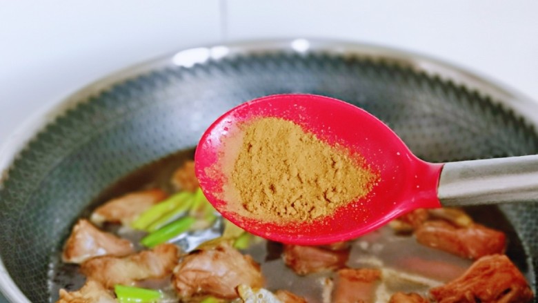 卤鸭脖,再加入<a style='color:red;display:inline-block;' href='/shicai/ 744'>五香粉</a>,盖上盖子烧开,转小火焖煮30分钟。