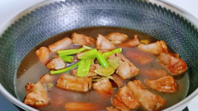 卤鸭脖,加入纯净水,没过鸭脖即可,再加入<a style='color:red;display:inline-block;' href='/shicai/ 741'>香叶</a>,葱段。
