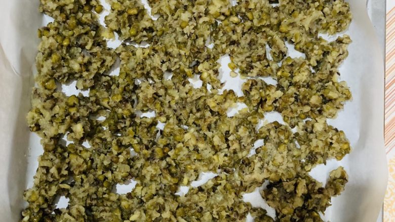 抹茶螺旋酥(植物油版本),这个时间准备馅料。在首页我有发过,这次为了放久一点我放烤盘加烤了一会150℃烤10分钟。