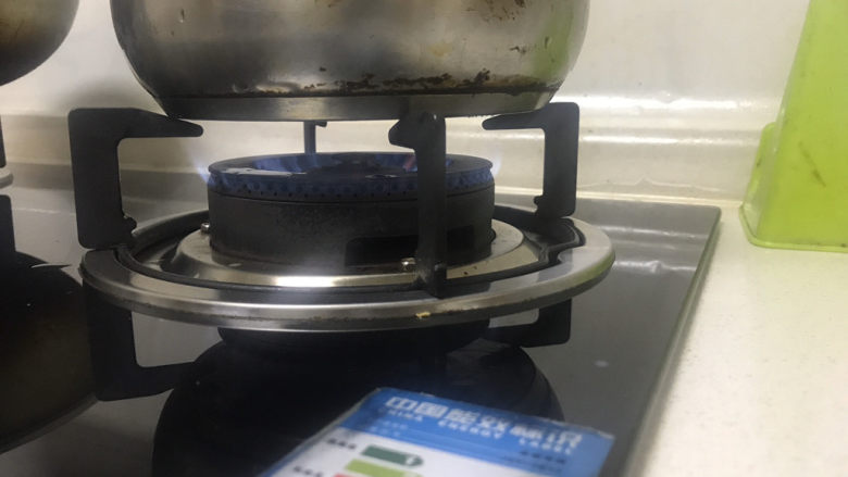 牛奶冰淇淋,开大火煮开,之后转为小火慢慢搅拌(大火时不用搅拌)