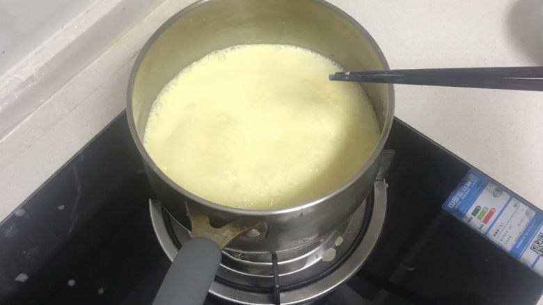 牛奶冰淇淋,现在开了,调整到小火,不停搅拌
小火! 小火! 小火!
搅拌! 搅拌! 搅拌!
(可防止煮糊,一定要用小火,不然会炸滴,贱出来的蛋奶浆非常烫,很容易被烫伤)